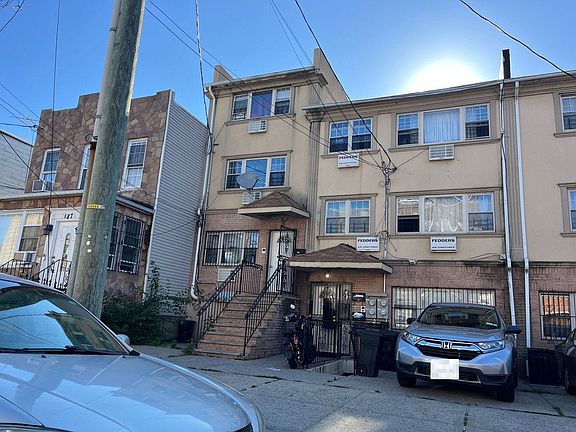 2nd image of 195 E 40th St
