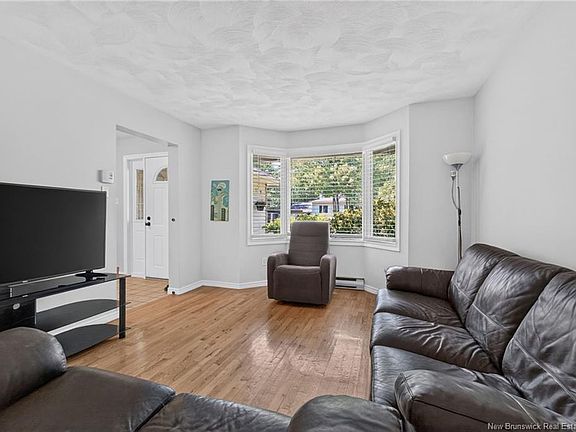 4th image of 94 Sandalwood Dr