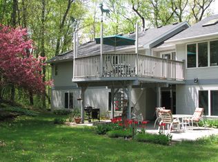 3855 Queen Oaks Dr, Chelsea, MI 48118