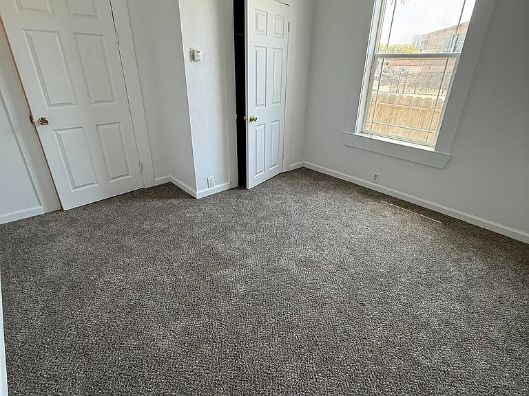 129 Maple Ave — Photo 2