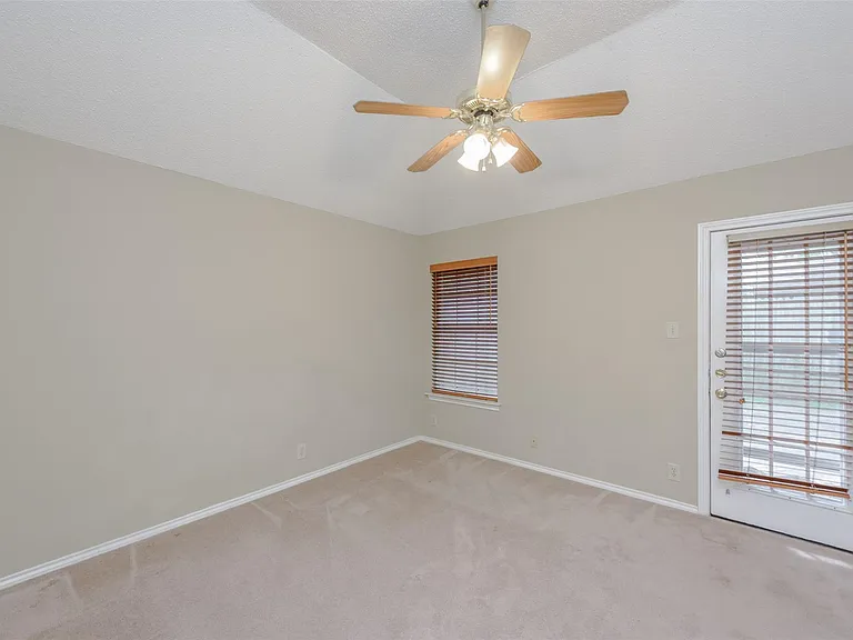 1902 Lee Dr — Photo 17