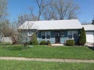 8 Edgewood Ln, Streamwood, IL 60107