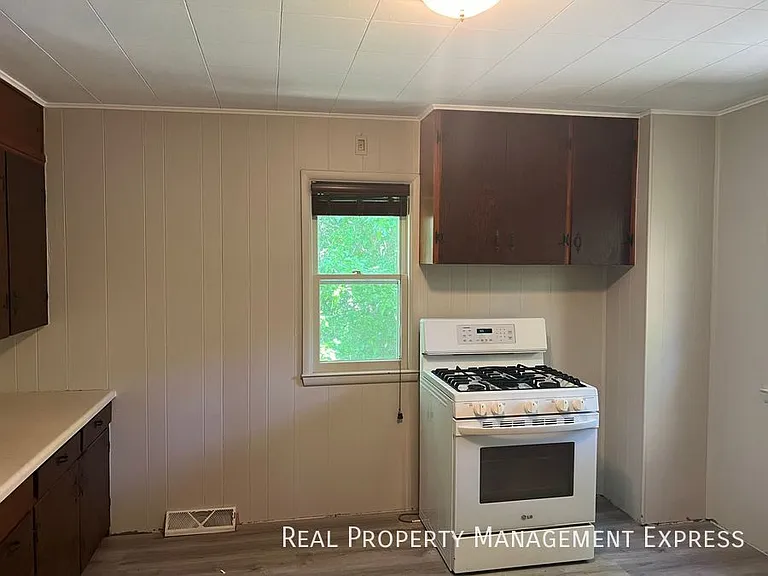 925 N Blauvelt Ave — Photo 3