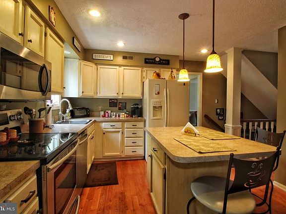 4th image of 8 Green Meadow Ct