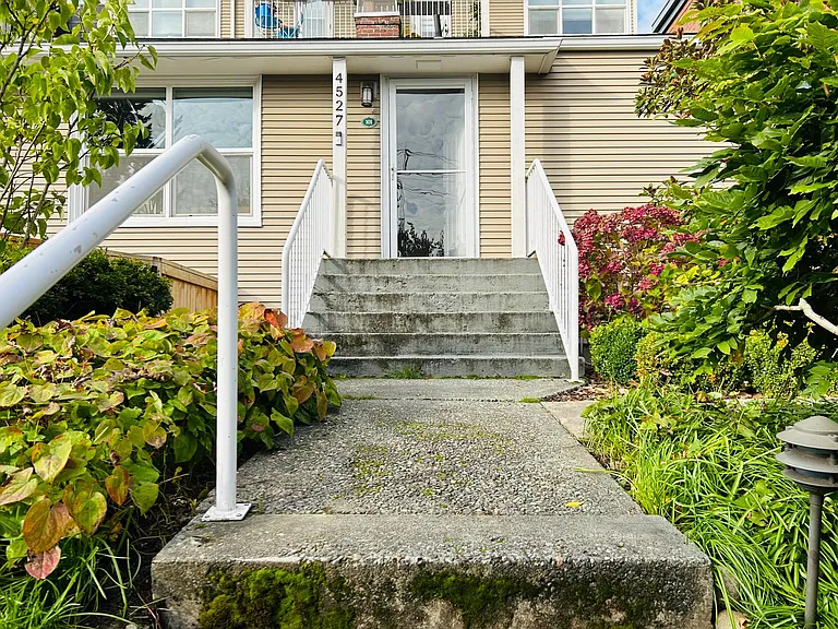 4527 41st Ave SW #101 — Photo 1