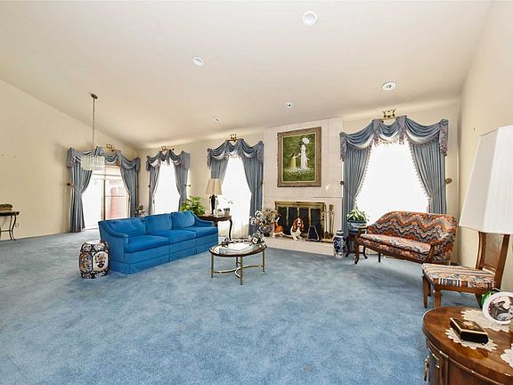 2nd image of 2 Aerie Ct