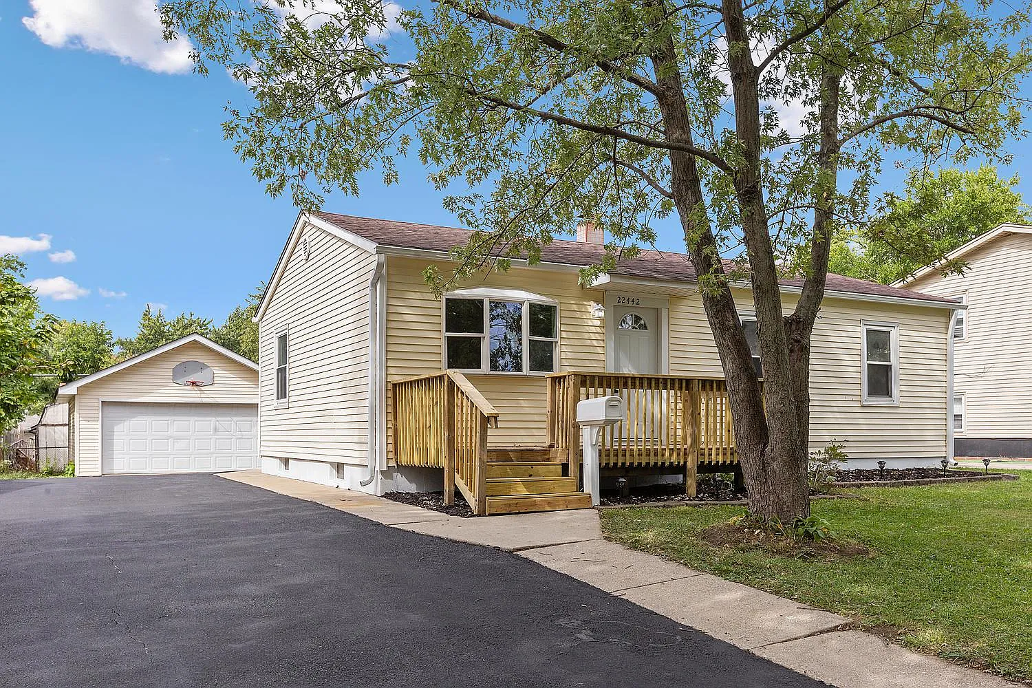 22442 Yates Ave photo 1