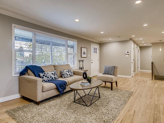 Nice open floor plan to the kitchen