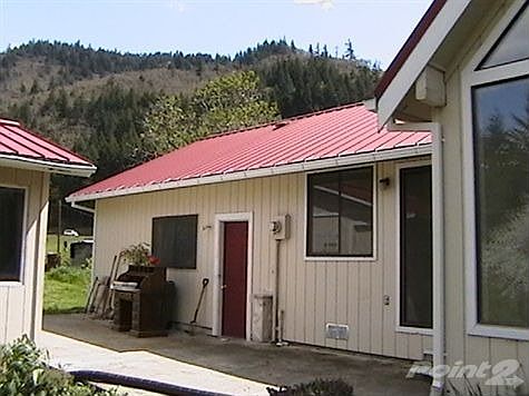 11 Campbell Road N side patio area