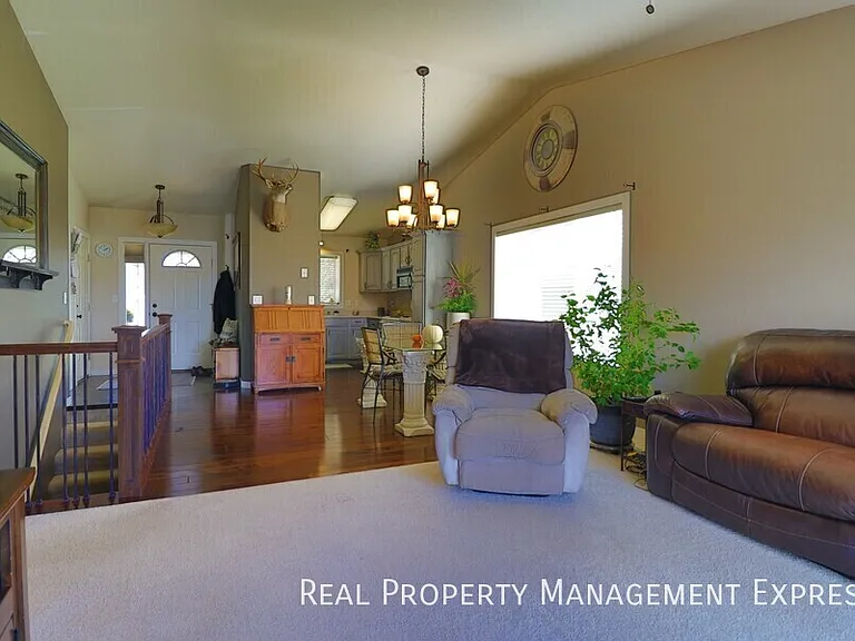 109 N Foss Ave — Photo 3