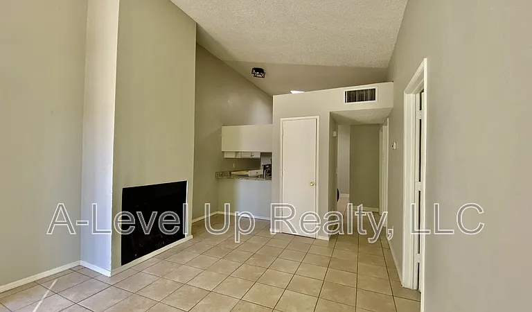 403 E Thoroughbred St — Photo 5