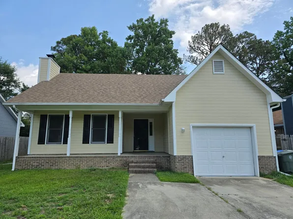 1521 Kara Ct, Fayetteville, NC 28304
