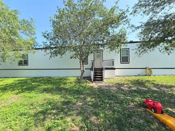 817 N Park Ave, Karnes City, TX 78118
