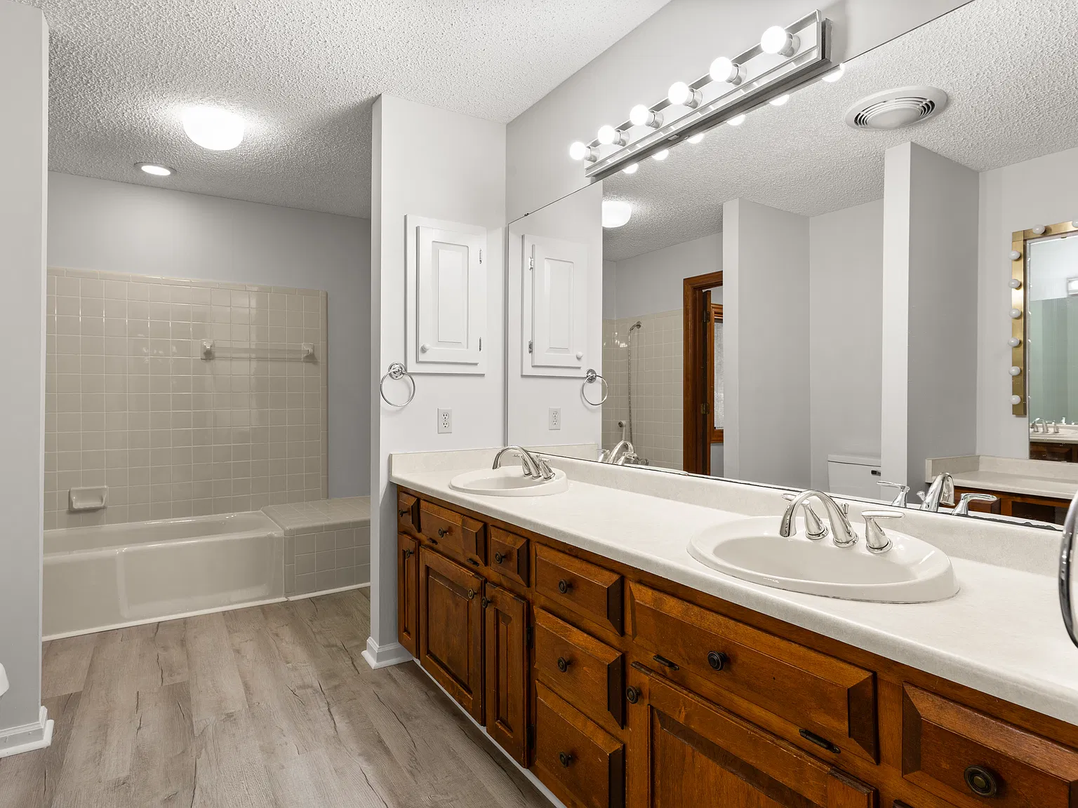 3 bed, 2704 sqft, $2,300 — Photo 4
