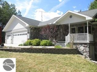 8412 Highland Trl, Stanwood, MI