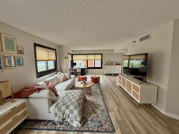 4th image of 26 10th St W Unit 402