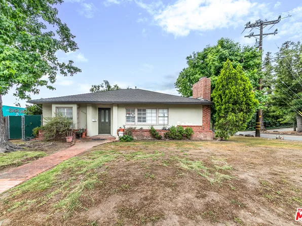2208 New York Dr, Altadena, CA 91001