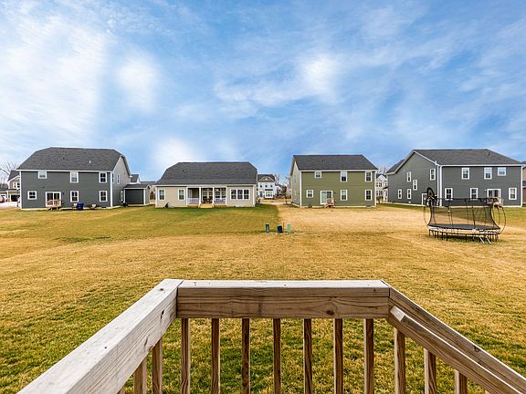 4th image of 978 Balmoral Dr