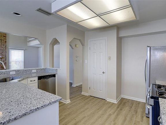 3rd image of 3101 Crestwood Ln