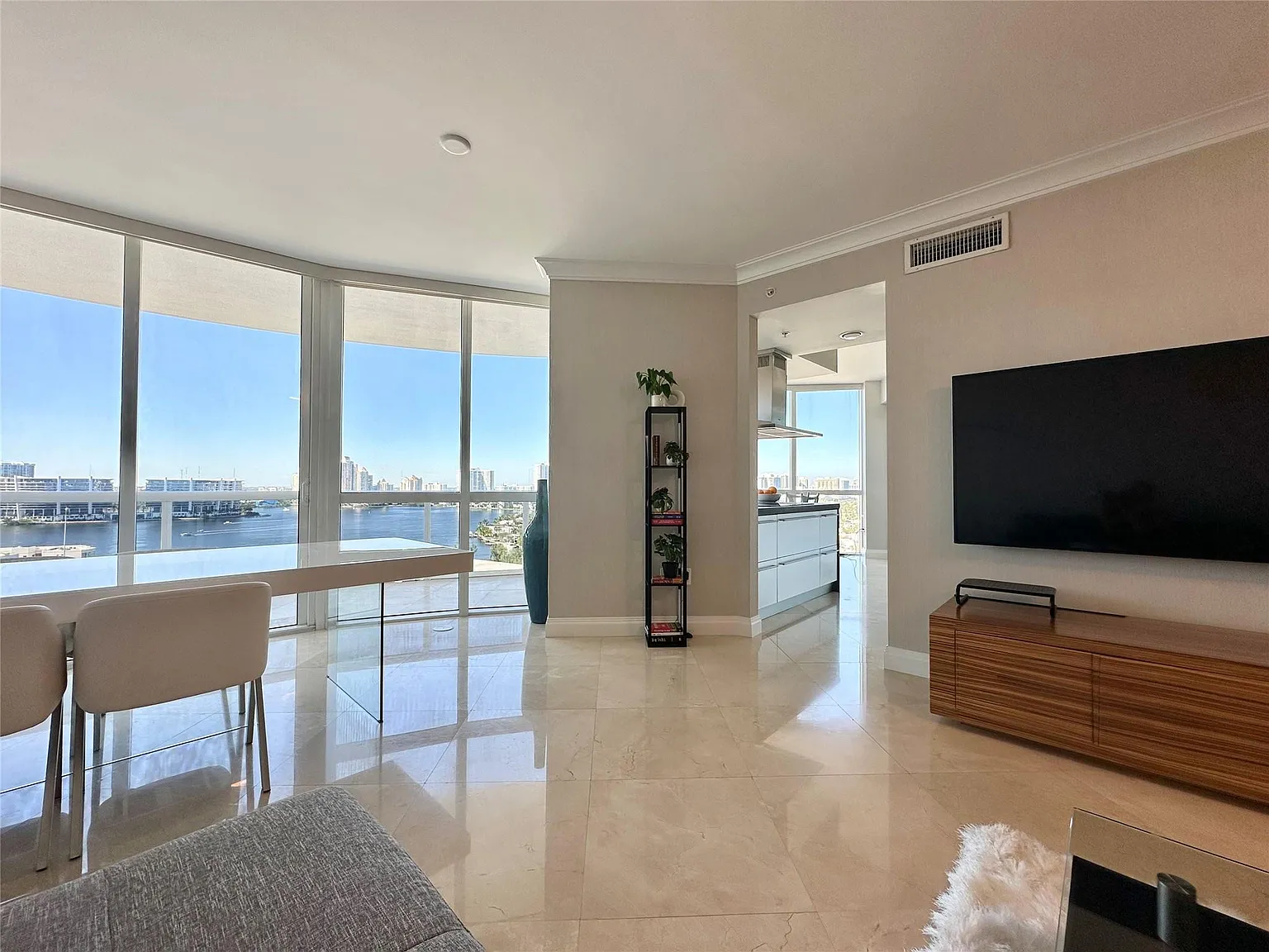 2 bed, 2.5 bath, 1649 sqft, $7,250 — Photo 3