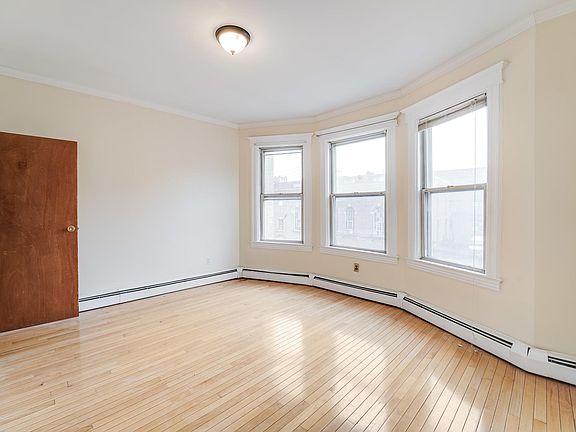 4th image of 122-1 Jewett Ave