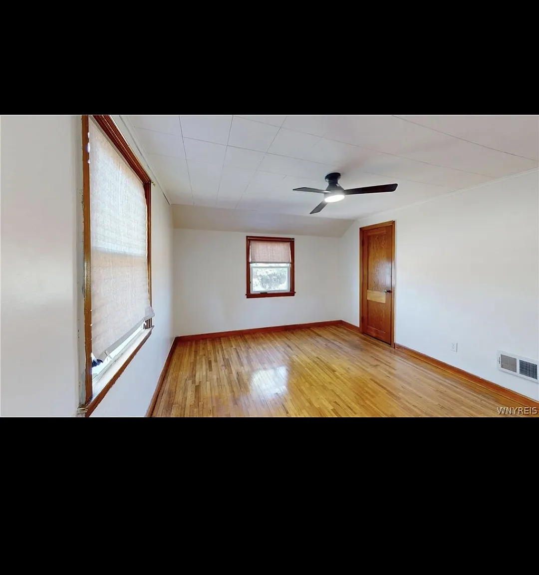 3 bed, 1300 sqft, $2,400 — Photo 2