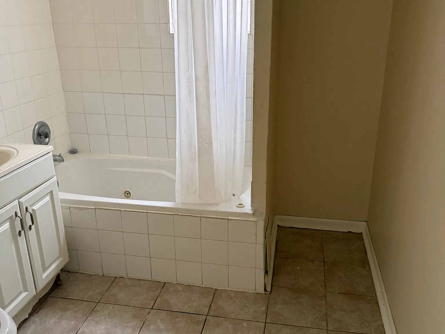4 bed, 2400 sqft, $2,500 — Photo 3