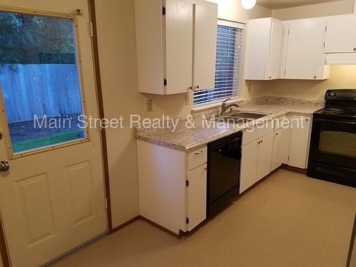 3rd image of 9915 To 9917 148th Street Ct E