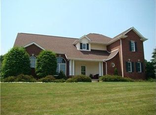 2 Colonial Cir, Irwin, PA 15642