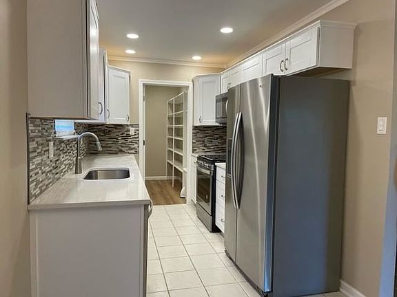 5th image of 3285 Continental Dr