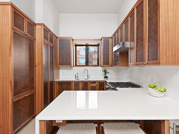 4th image of 135 W 70th St #Phd