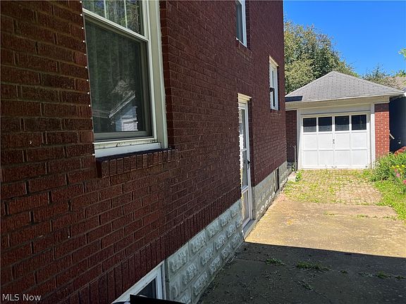5th image of 2511 Vaughan Ave