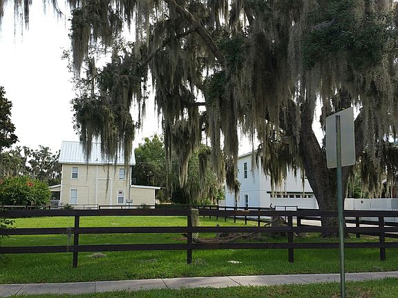 3rd image of 710 Avenue A SW