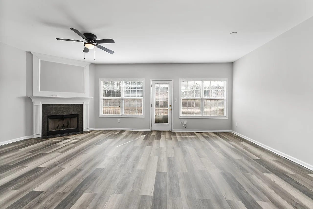 4 bed, 2352 sqft, $2,700 — Photo 4