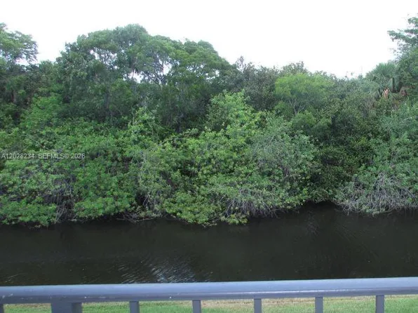 1141 Lake Victoria Dr, Royal Palm Beach, FL