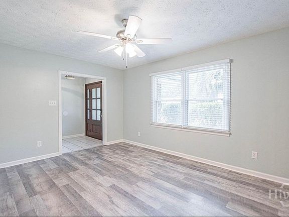 3rd image of 10 Barrington Cir