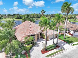 620 Laurel Ln W, Pembroke Pines, FL 33027