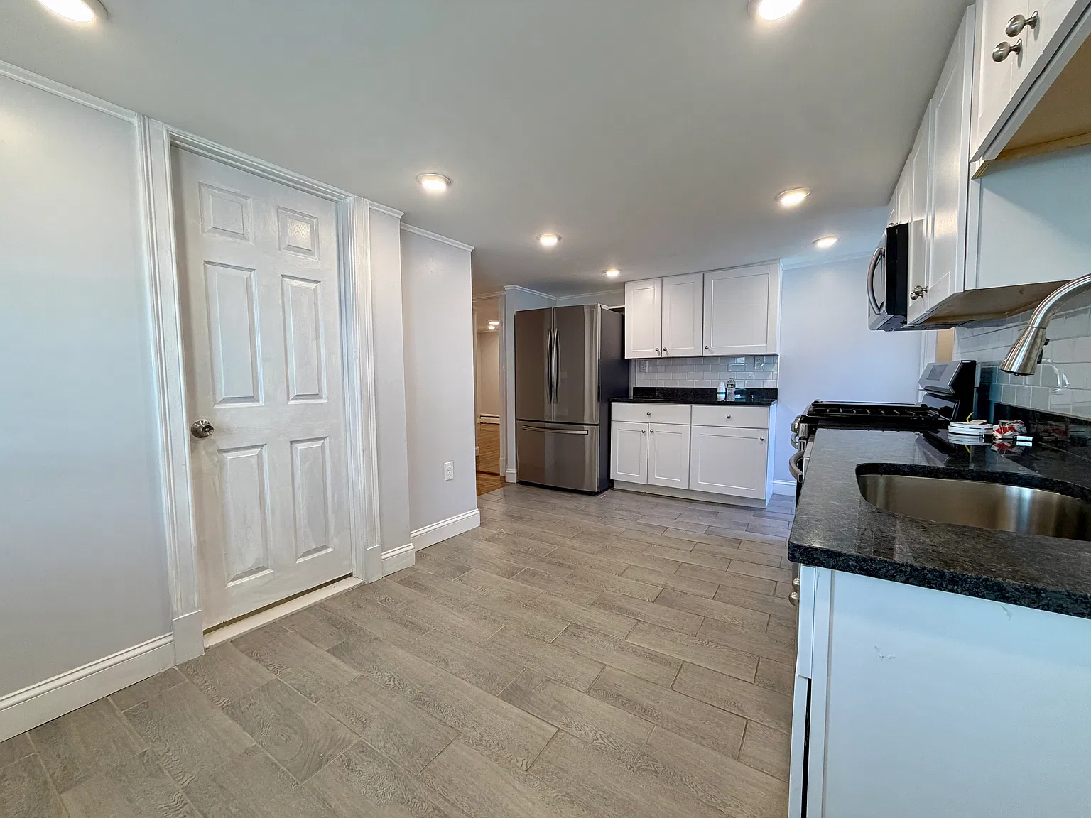 2 bed, 900 sqft, $3,200 — Photo 3