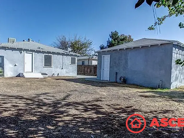 1007 Castaic Ave — Photo 7