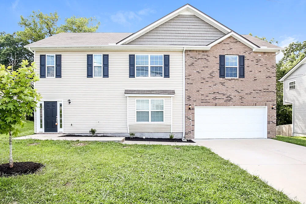 3 bed, 2.5 bath, 1815 sqft, $2,220 — Photo 1