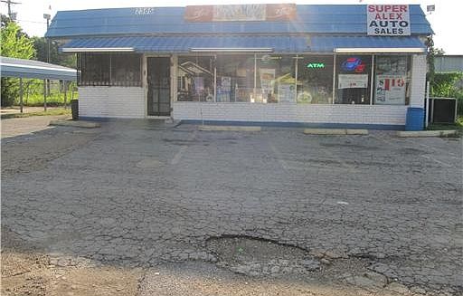 2nd image of 2305 Lee St