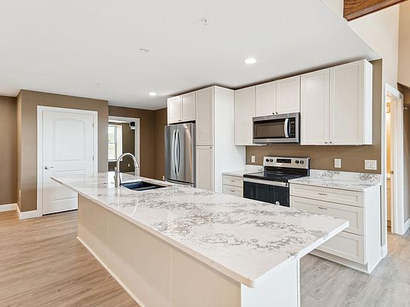 5th image of 208 3rd Ave W