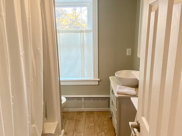 Updated full bathroom