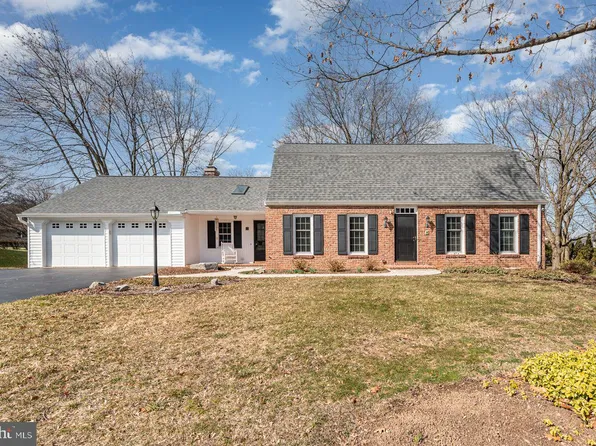 8 Plymouth Cir, Hershey, PA 17033