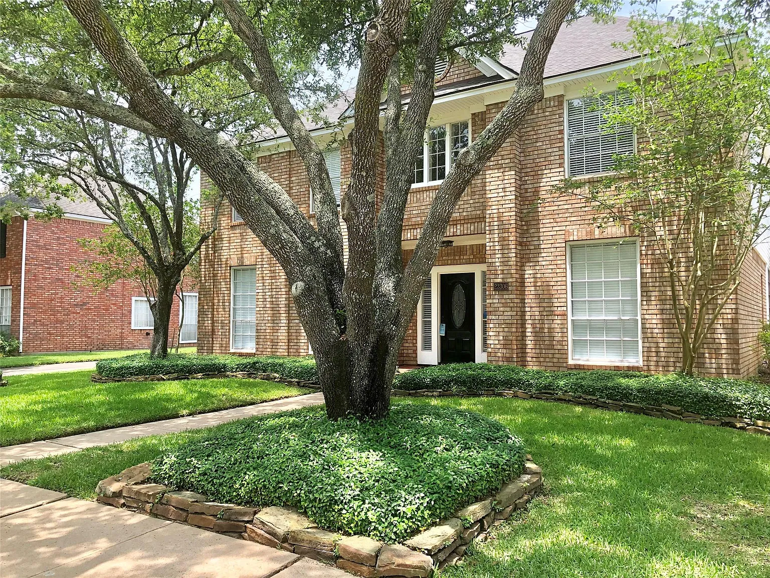 4 bed, 2.5 bath, 2805 sqft, $2,750 — Photo 2