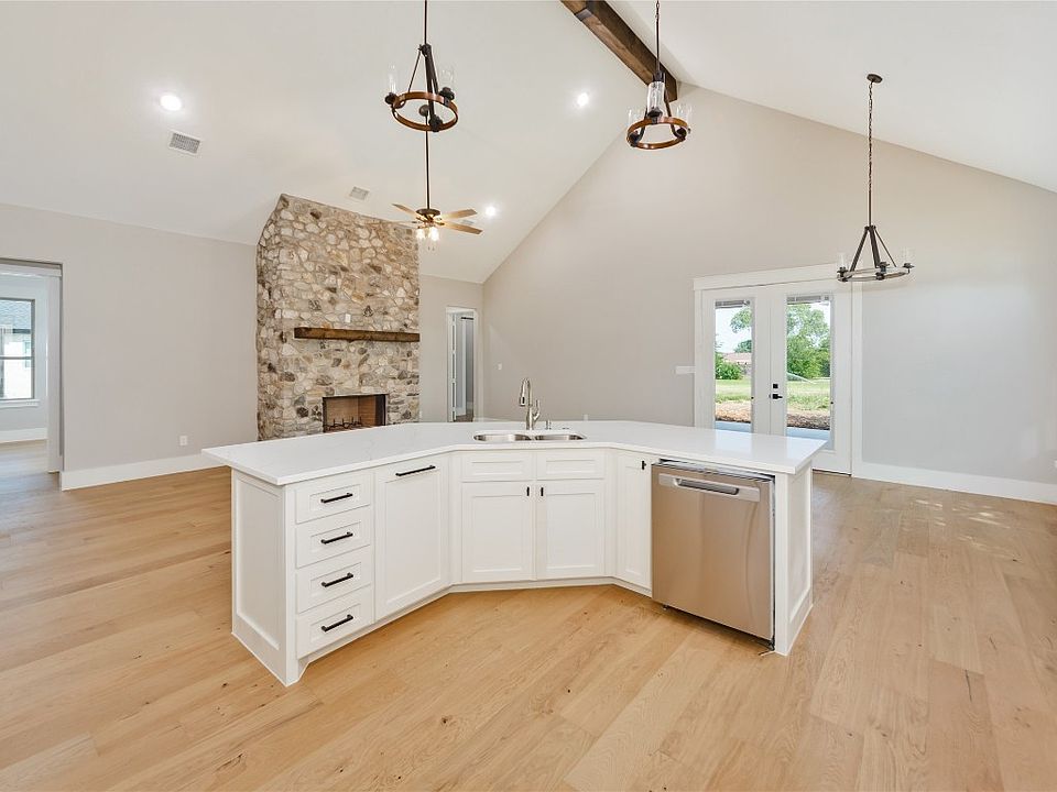 1st image of 212 Lakeview Dr