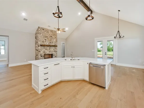 212 Lakeview Dr, Bridgeport, TX 76426