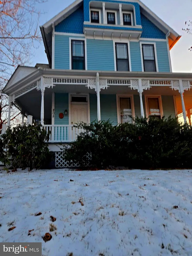 208 W Isabella St photo 1