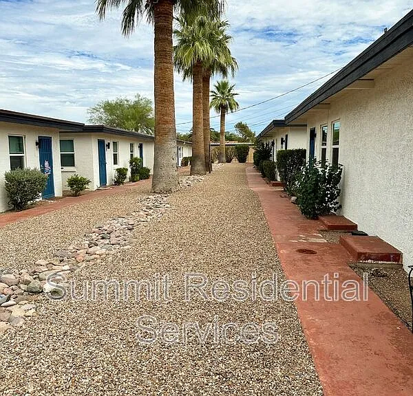 1380 N Country Club Rd — Photo 1