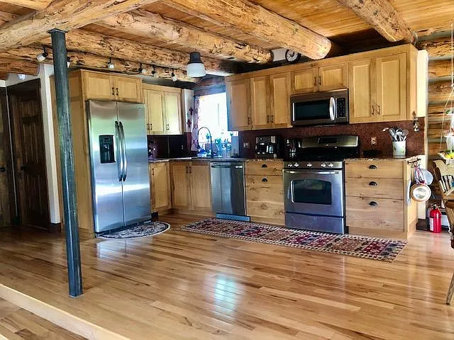 2 bed, 1900 sqft, $4,000 — Photo 3